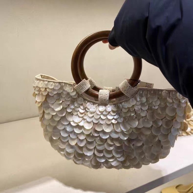 Handtasche mit Muscheldesign ⎜ Edle Tragetasche mit Holzgriffen und Perlmutt-Optik für Strand oder Events