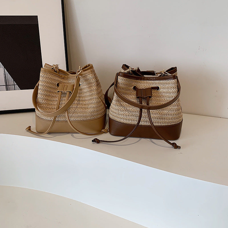 Geflochtene Tasche für Damen ⎜ Kompakte Strohtasche mit Lederdetails für Urlaub oder Alltag