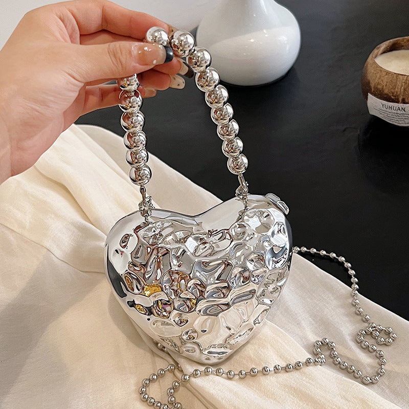 Mini Herz Tasche mit Kette ⎜ Glänzende Umhängetasche in Metalloptik für Partys, Events und Streetstyle