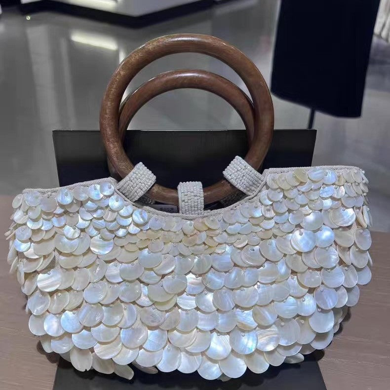 Handtasche mit Muscheldesign ⎜ Edle Tragetasche mit Holzgriffen und Perlmutt-Optik für Strand oder Events
