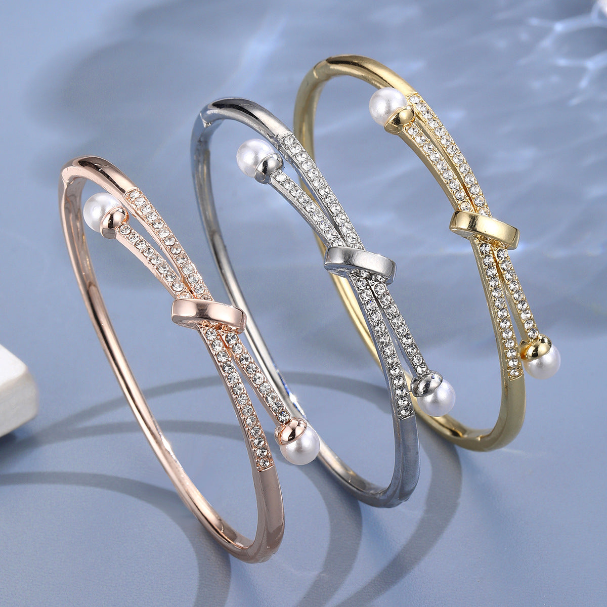 Silberfarbener Armreif mit Perlen & Zirkonia ⎜ Feminines Design für festliche Anlässe und tägliche Eleganz