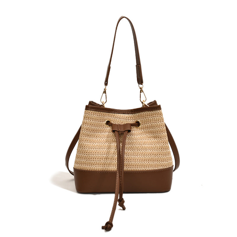 Geflochtene Tasche für Damen ⎜ Kompakte Strohtasche mit Lederdetails für Urlaub oder Alltag