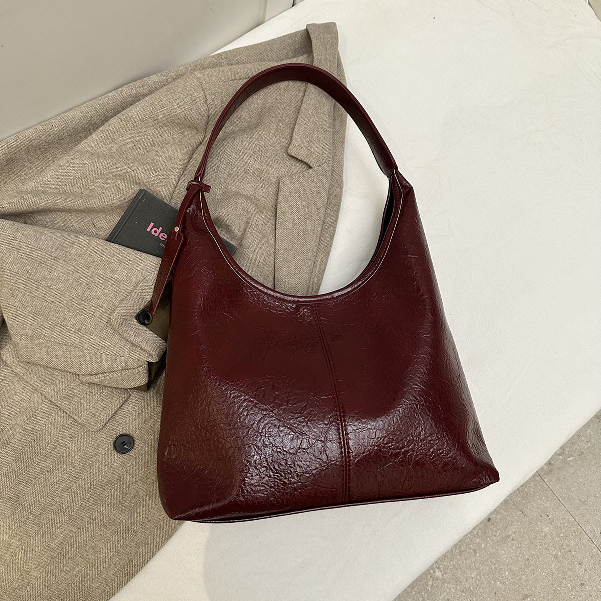 Klassische Schultertasche für Damen ⎜ Glänzende Tragetasche mit weichem Material und großem Innenfach