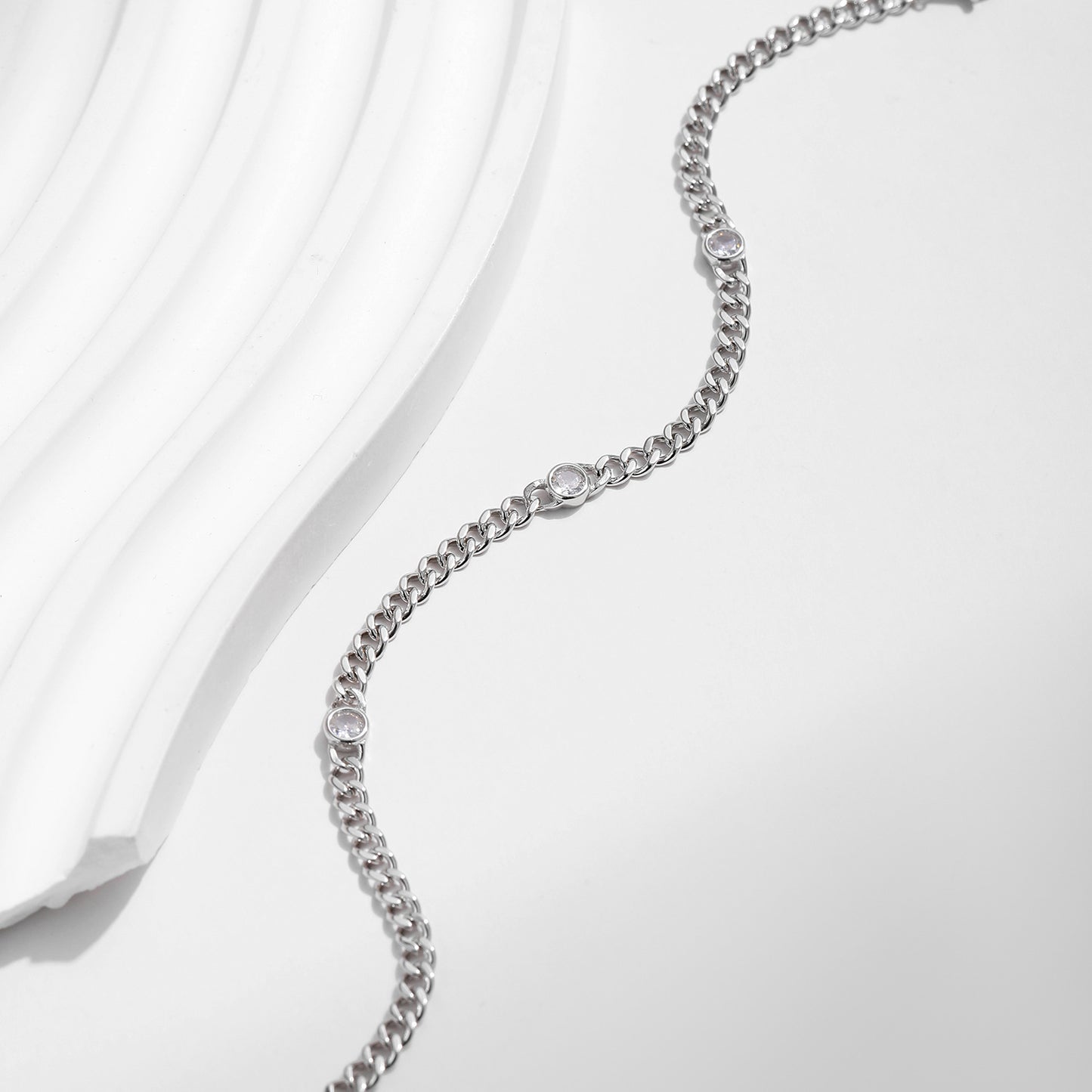 Damenarmband in Silberoptik ⎜ Klassisches Design mit Zirkonia für moderne und festliche Looks (925 Silber)