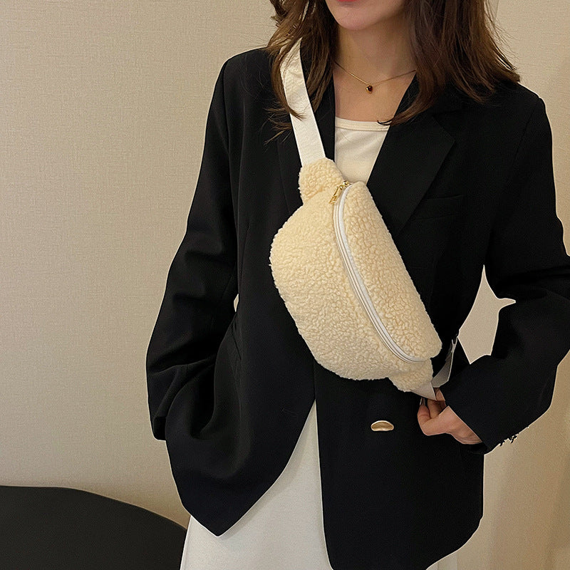 Teddy Schultertasche für Damen ⎜ Flauschige Umhängetasche mit Reißverschluss für gemütliche Outfits