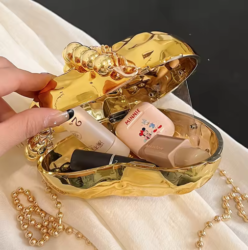Mini Herz Tasche mit Kette ⎜ Glänzende Umhängetasche in Metalloptik für Partys, Events und Streetstyle