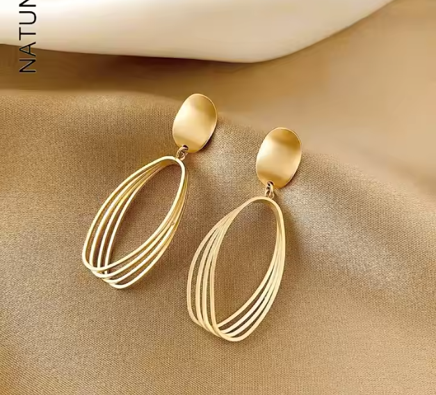 Goldene Ohrringe mit Ovalstruktur ⎜ Modernes Design mit filigraner Form für elegante Looks