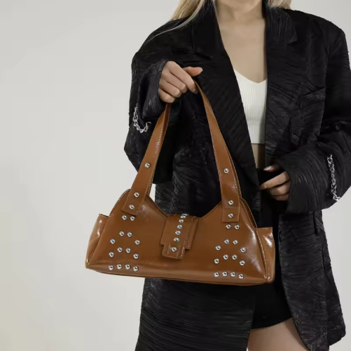 Schultertasche für Damen ⎜ Nietenbesetzte Tasche aus Lackleder mit Street-Style Charakter