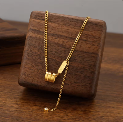Stilvolle Damenkette ⎜ Vergoldete Gliederkette mit modernem Spiralanhänger für schlichte und stilvolle Outfits