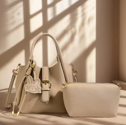 Kleine Damen Tasche ⎜ Niedliche Schultertasche mit Hasen-Anhänger für Freizeit, Alltag und Geschenkideen