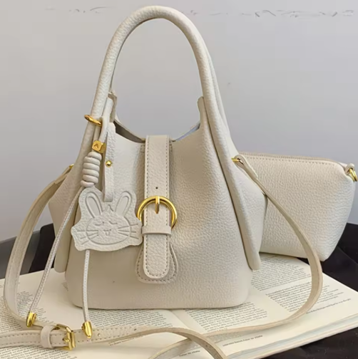 Kleine Damen Tasche ⎜ Niedliche Schultertasche mit Hasen-Anhänger für Freizeit, Alltag und Geschenkideen