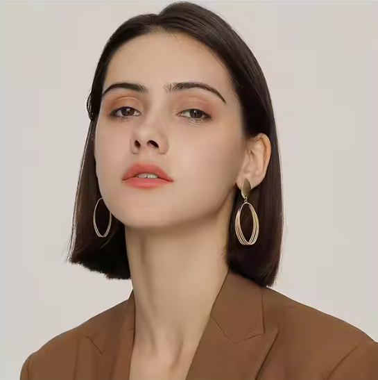 Goldene Ohrringe mit Ovalstruktur ⎜ Modernes Design mit filigraner Form für elegante Looks