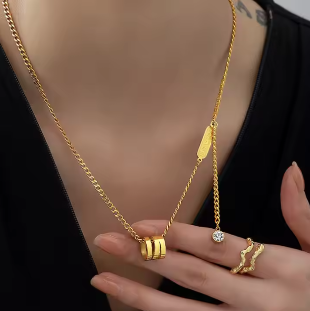 Stilvolle Damenkette ⎜ Vergoldete Gliederkette mit modernem Spiralanhänger für schlichte und stilvolle Outfits