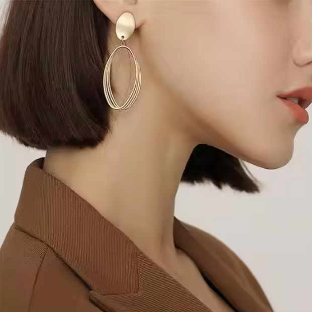 Goldene Ohrringe mit Ovalstruktur ⎜ Modernes Design mit filigraner Form für elegante Looks
