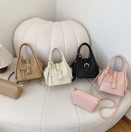 Kleine Damen Tasche ⎜ Niedliche Schultertasche mit Hasen-Anhänger für Freizeit, Alltag und Geschenkideen