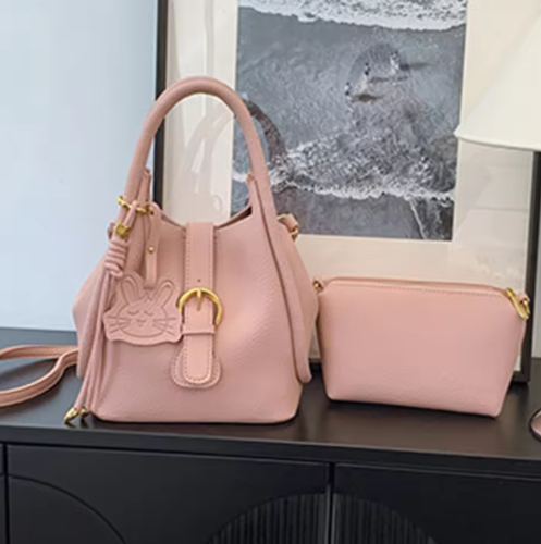 Kleine Damen Tasche ⎜ Niedliche Schultertasche mit Hasen-Anhänger für Freizeit, Alltag und Geschenkideen