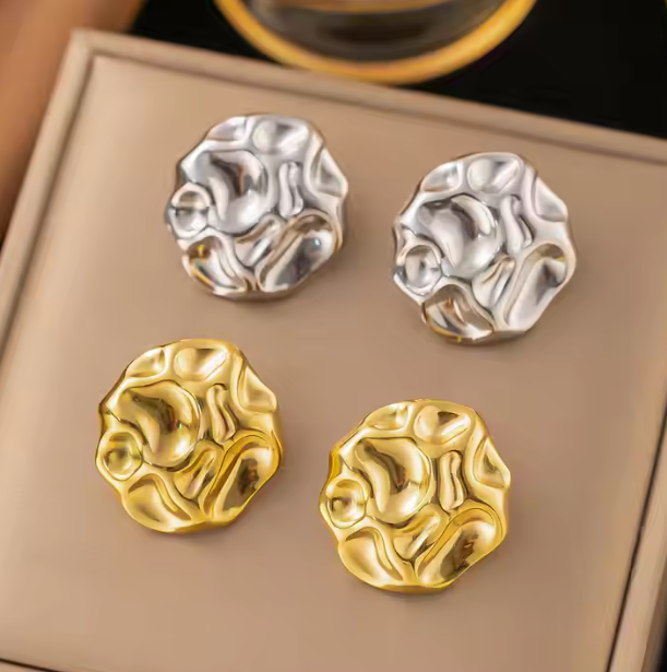 Ohrstecker für Damen ⎜ Edelstahlschmuck mit unregelmäßiger Faltstruktur für moderne und auffällige Styles