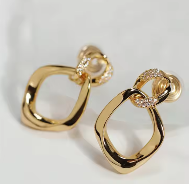 Vergoldete Ohrringe mit Glanzakzenten ⎜ Funkelndes Design in moderner Form für stilvolle Events