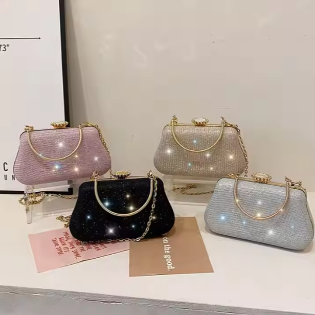 Clutch mit Glanzoptik ⎜ Kompakte Umhängetasche mit Kette für Abendkleid oder Partylook