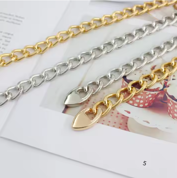 Goldene Taillenkette für Damen ⎜ Modisches Kettendetail für Partykleider und elegante Outfits
