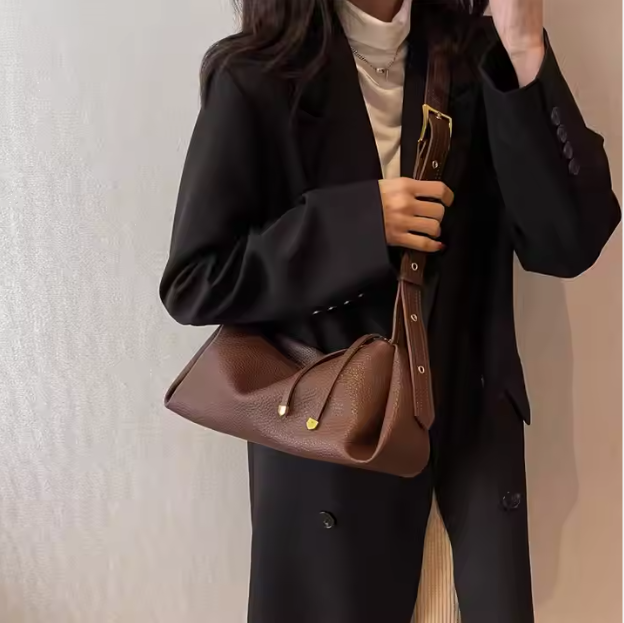 Schultertasche aus Leder für Damen ⎜ Kompakte Umhängetasche im Kissenstil mit verstellbarem Riemen