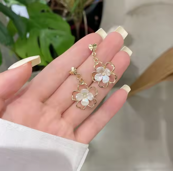 Florale Ohraccessoires mit Anhänger ⎜ Vergoldetes Blütendesign für verspielte, feminine Looks
