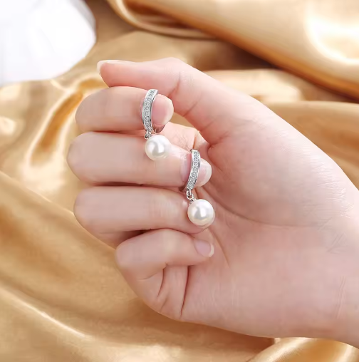 Perlenbesetzte Ohrringe mit Glanzdetail ⎜ Klassischer Look für stilvolle und festliche Anlässe