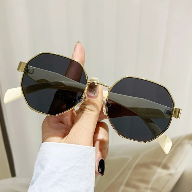 Damen-Sonnenbrille mit kantigem Rahmen ⎜ Moderner Metall-Look für stilvolle Alltagsmomente