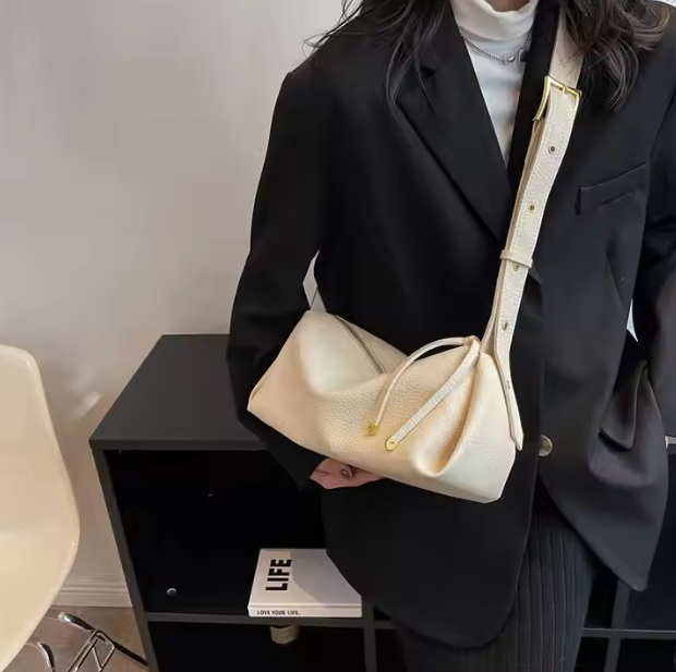 Schultertasche aus Leder für Damen ⎜ Kompakte Umhängetasche im Kissenstil mit verstellbarem Riemen