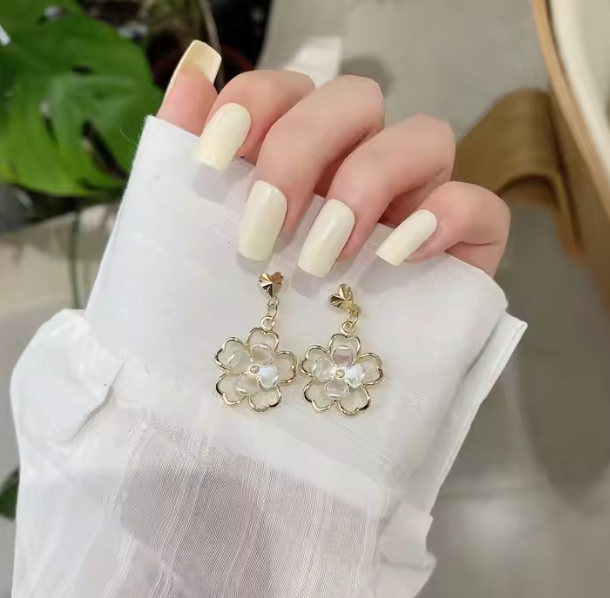 Florale Ohraccessoires mit Anhänger ⎜ Vergoldetes Blütendesign für verspielte, feminine Looks