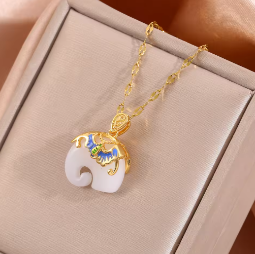 Verspielte Kette für Damen ⎜ Goldene Kette mit weißem Elefantenanhänger und Emaille-Details für besondere Anlässe