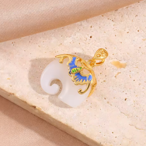 Verspielte Kette für Damen ⎜ Goldene Kette mit weißem Elefantenanhänger und Emaille-Details für besondere Anlässe