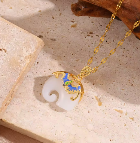 Verspielte Kette für Damen ⎜ Goldene Kette mit weißem Elefantenanhänger und Emaille-Details für besondere Anlässe