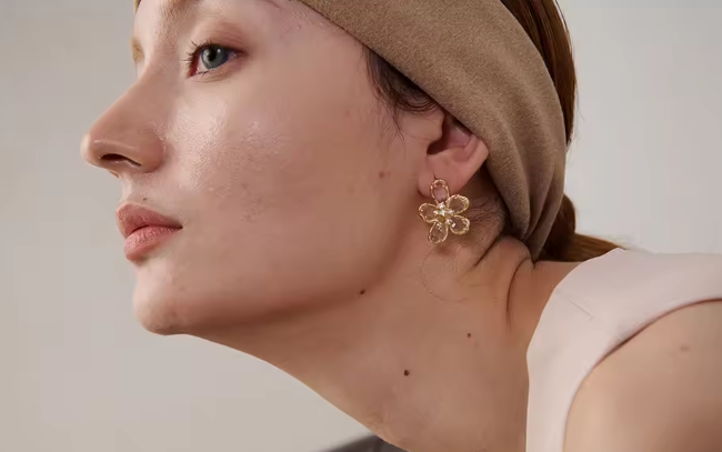 Glitzernde Blumen-Ohraccessoires ⎜ Mit funkelnden Kristallen für glamouröse Abendoutfits