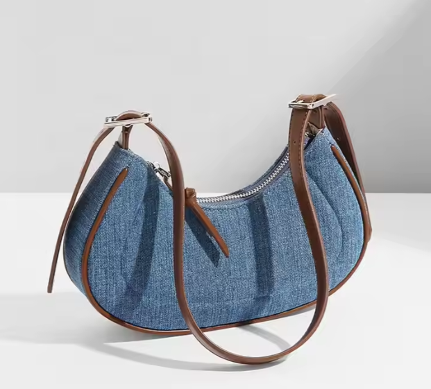 Kleine Schultertasche für Damen ⎜ Halbmondtasche aus Denim mit Lederdetails für Alltag und Freizeit