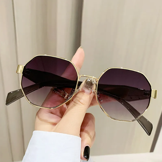 Damen-Sonnenbrille mit kantigem Rahmen ⎜ Moderner Metall-Look für stilvolle Alltagsmomente