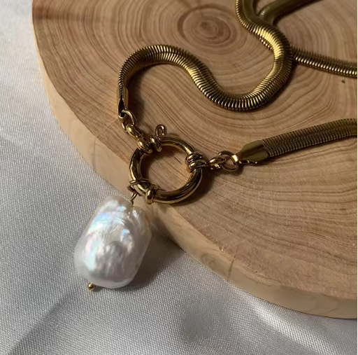 Halskette für Damen ⎜ Vergoldete Schlangenkette mit Anhänger aus Süßwasserperle für stilvolle Outfits
