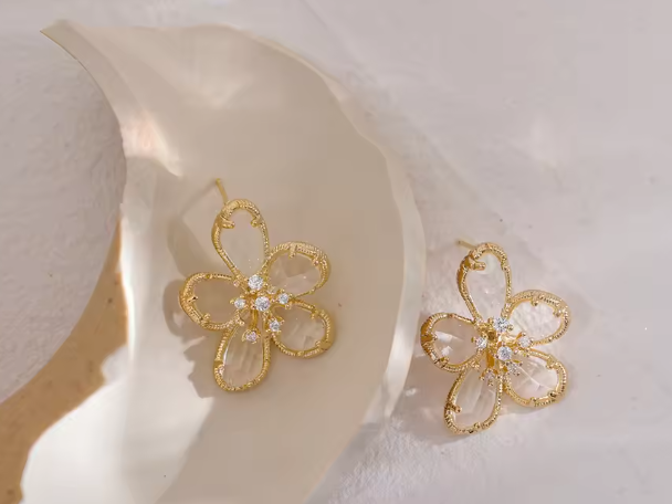 Glitzernde Blumen-Ohraccessoires ⎜ Mit funkelnden Kristallen für glamouröse Abendoutfits