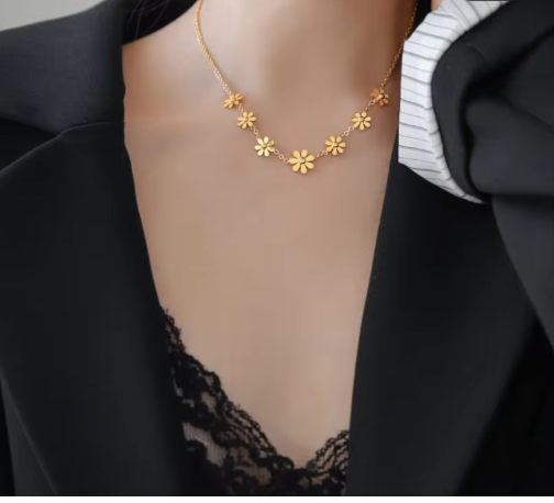 Florale Kette für Damen ⎜ Vergoldeter Halsschmuck mit Sonnenblumen für frische, feminine Styles