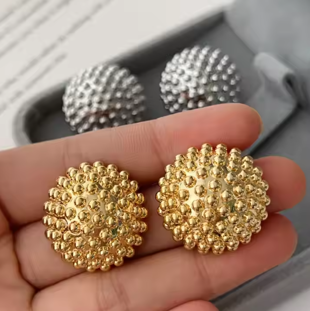 Ohrstecker für Damen ⎜ Kugelstruktur in Gold- und Silberoptik für auffällige Looks im modernen Stil