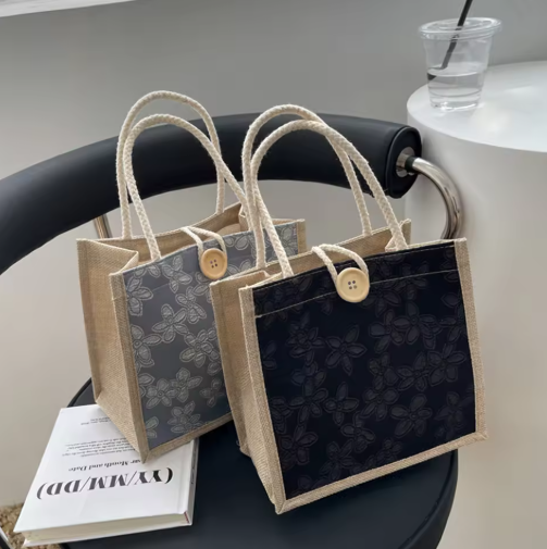 Damen Tragetasche mit Blumenmuster ⎜ Leichte Stofftasche mit Kordelgriffen und Knopfverschluss für den Alltag
