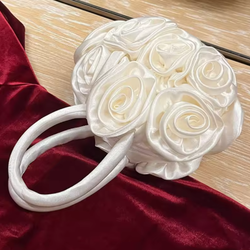 Runde Handtasche mit Rosen-Design ⎜ Verspielte Tragetasche mit Satinblüten für Events und besondere Anlässe