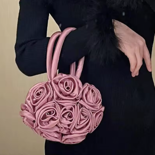 Runde Handtasche mit Rosen-Design ⎜ Verspielte Tragetasche mit Satinblüten für Events und besondere Anlässe