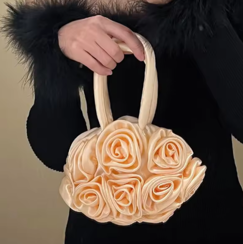 Runde Handtasche mit Rosen-Design ⎜ Verspielte Tragetasche mit Satinblüten für Events und besondere Anlässe