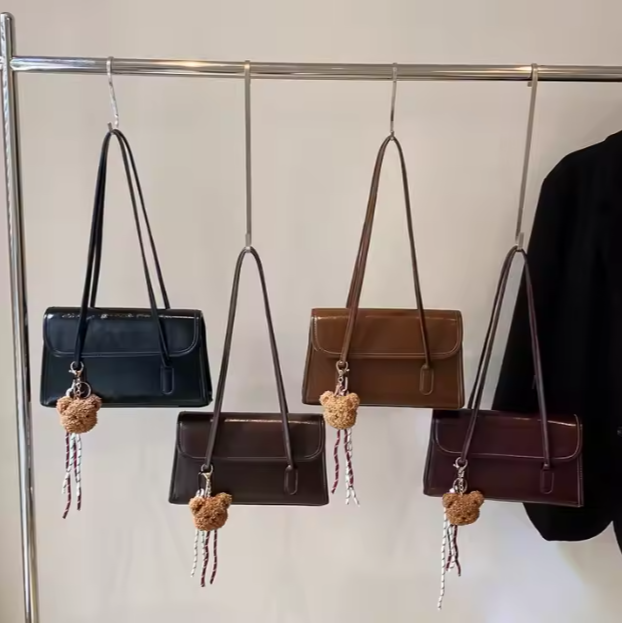 Elegante Umhängetasche für Damen ⎜ Glänzende Ledertasche im kompakten Design mit langem Riemen