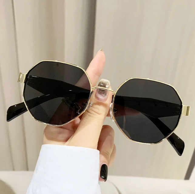 Damen-Sonnenbrille mit kantigem Rahmen ⎜ Moderner Metall-Look für stilvolle Alltagsmomente