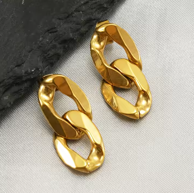 Goldfarbene Hängeohrringe ⎜ Filigranes Design für moderne Akzente mit Statement-Charakter