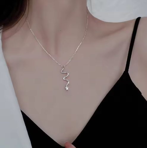 Elegante Damenkette mit Zirkonia-Anhänger ⎜ Schlangenkette in geschwungener Form für besondere Auftritte