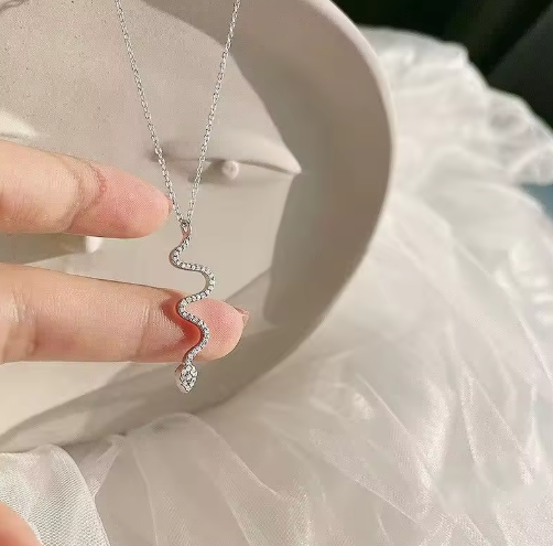 Elegante Damenkette mit Zirkonia-Anhänger ⎜ Schlangenkette in geschwungener Form für besondere Auftritte