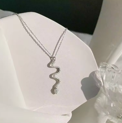 Elegante Damenkette mit Zirkonia-Anhänger ⎜ Schlangenkette in geschwungener Form für besondere Auftritte